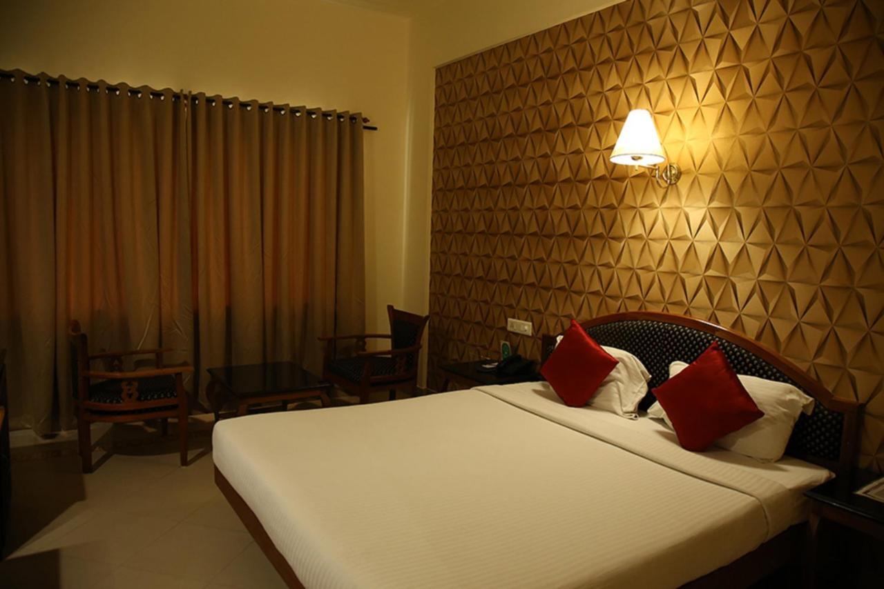 Royal Omars Hotel Канур Екстериор снимка