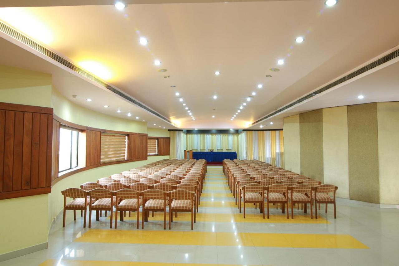 Royal Omars Hotel Канур Екстериор снимка